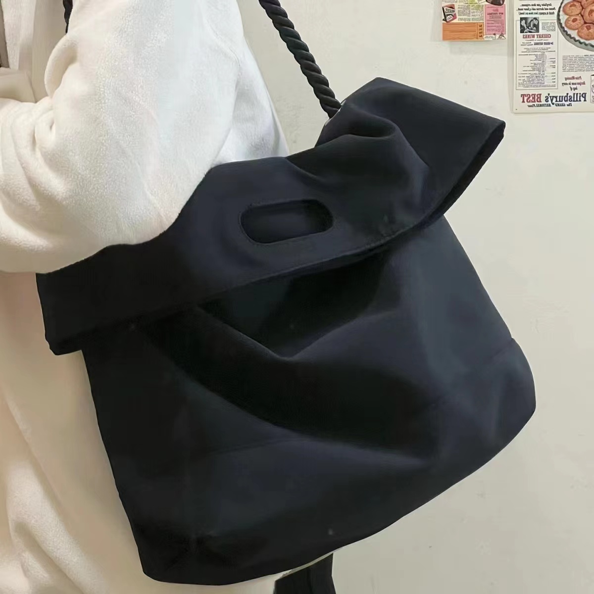 Commuting bag large capacity women's spring new trend line single shoulder crossbody bag waterproof Tote sports bag, Black
Commuting bag large capacity women's spring new trend line single shoulder crossbody bag waterproof Tote sports bag, Black
