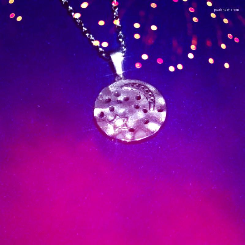 Pendant Necklaces Autumn Wholesale 10 Pcs Of Fashionable Star Shiny Hao Stone Inlaid Round Stainless Steel Necklace Men Women Jewelry
Pendant Necklaces Autumn Wholesale 10 Pcs Of Fashionable Star Shiny Hao Stone Inlaid Round Stainless Steel Necklace Men Women Jewelry