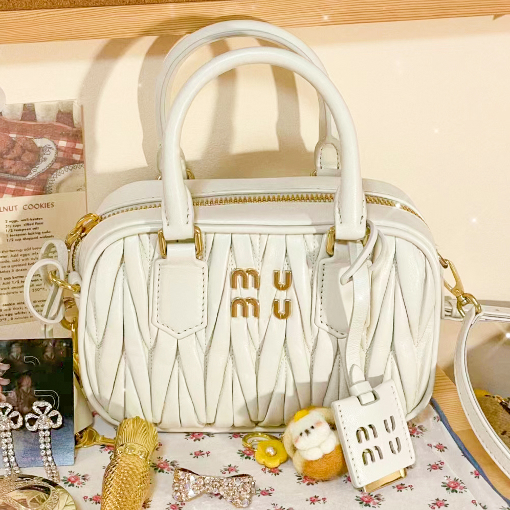 Womens Miui Matelasse bowling the tote Bags mens designer bag Luxury top handle fashion Genuine leather shoulder clutch handbags crossbody bags purses pochette, Black
Womens Miui Matelasse bowling the tote Bags mens designer bag Luxury top handle fashion Genuine leather shoulder clutch handbags crossbody bags purses pochette, Black
