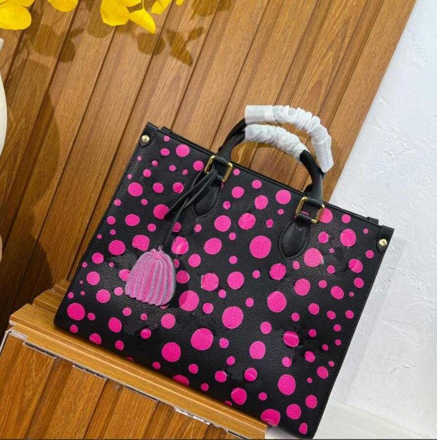 Designer OnTheGo 25cm Bag 23SS X Yayoi Kusama mini Totes PAINTED DOTS With Pumpkin Pendant Womens Handbags Big Capacity Ladies Shopping Bags M46076 M46380, Make up the difference
Designer OnTheGo 25cm Bag 23SS X Yayoi Kusama mini Totes PAINTED DOTS With Pumpkin Pendant Womens Handbags Big Capacity Ladies Shopping Bags M46076 M46380, Make up the difference
