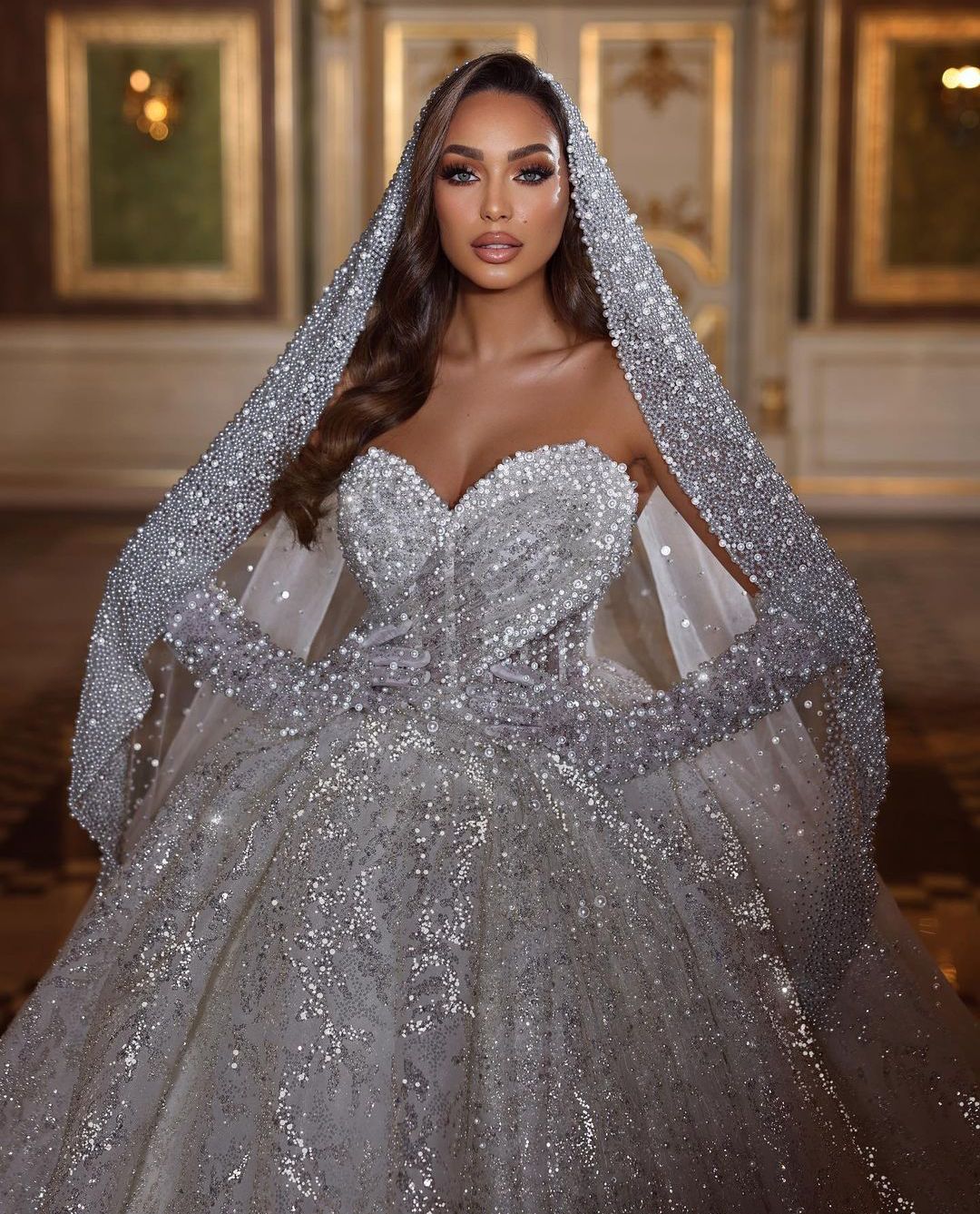 Luxury Ball Gown Wedding Dresses Sleeveless V Neck Sequins Appliques Ruffles Bridal Gowns 3D Lace Pearls Beaded Formal Dress Plus Size Custom Made Ves