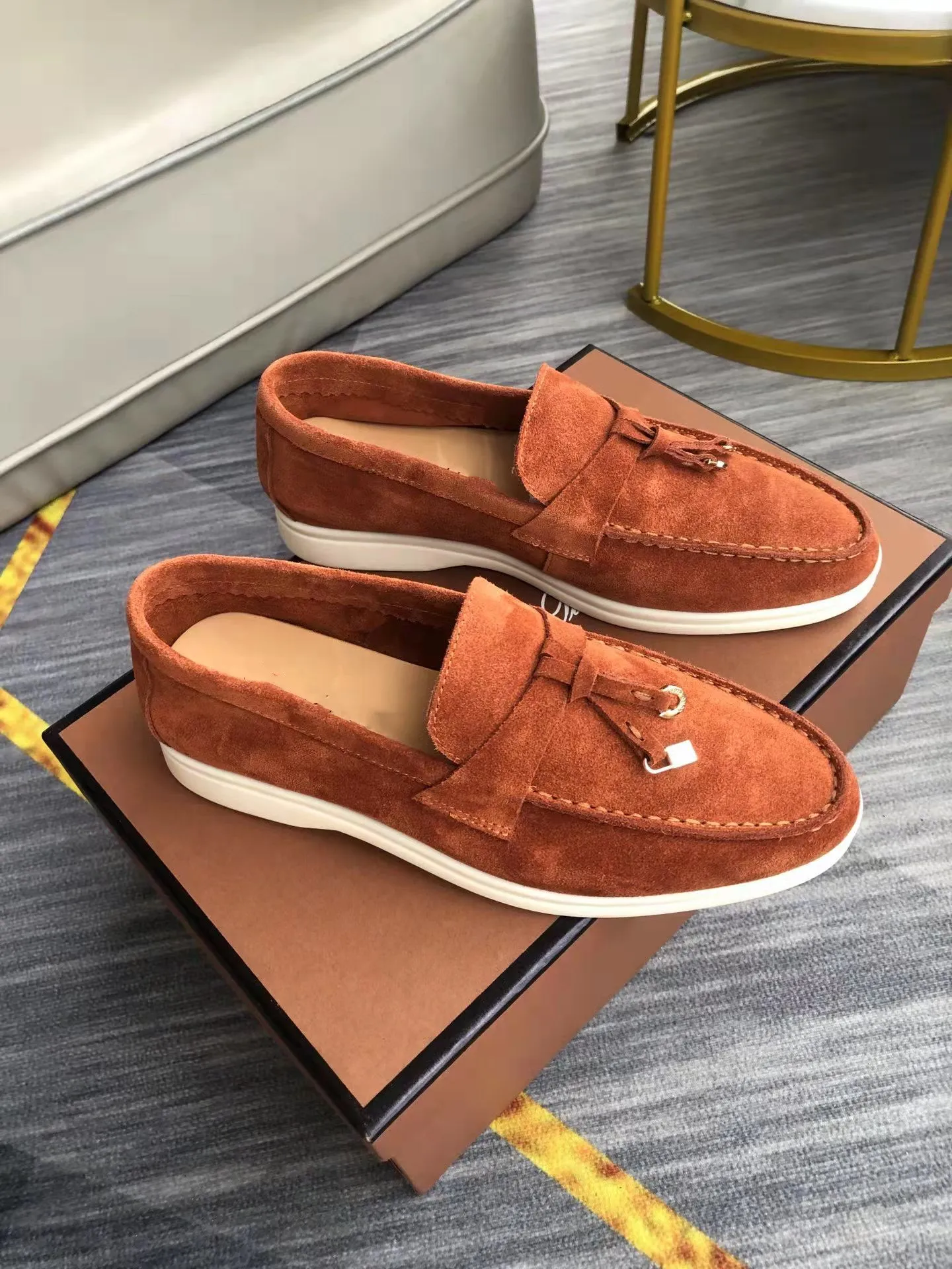 23S Luxury Loro Suede Shoes Summer Charms Embellished Walk Suede Loafers Couple Genuine Mens Womens Leather Casual slip on flats for Men Women flat Dress
23S Luxury Loro Suede Shoes Summer Charms Embellished Walk Suede Loafers Couple Genuine Mens Womens Leather Casual slip on flats for Men Women flat Dress
