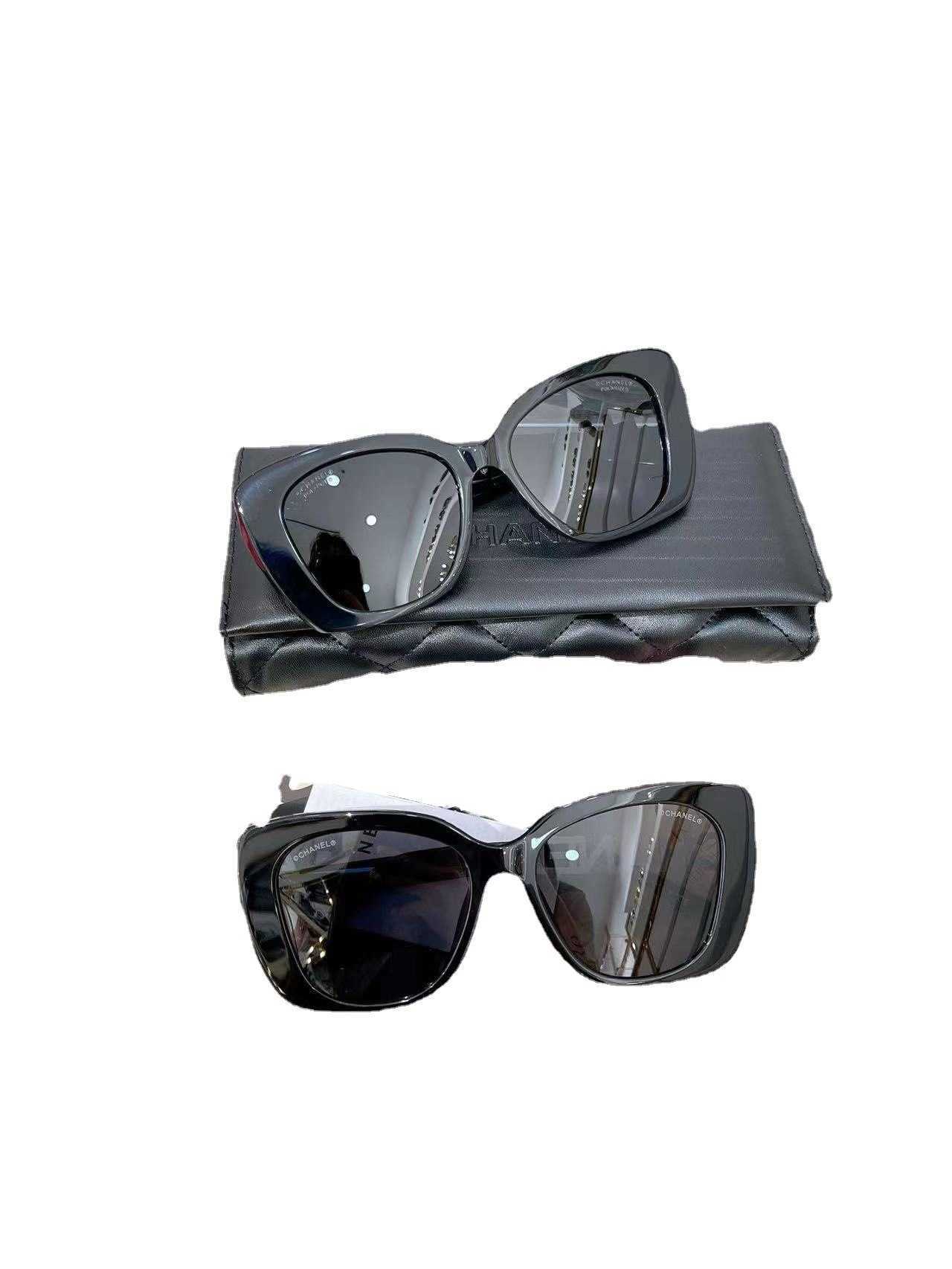 Xiaoxiangjia's box with new diamond inlaid letters mirror legs net red the same style of plain face fashionable sunglasses female trend
Xiaoxiangjia's box with new diamond inlaid letters mirror legs net red the same style of plain face fashionable sunglasses female trend