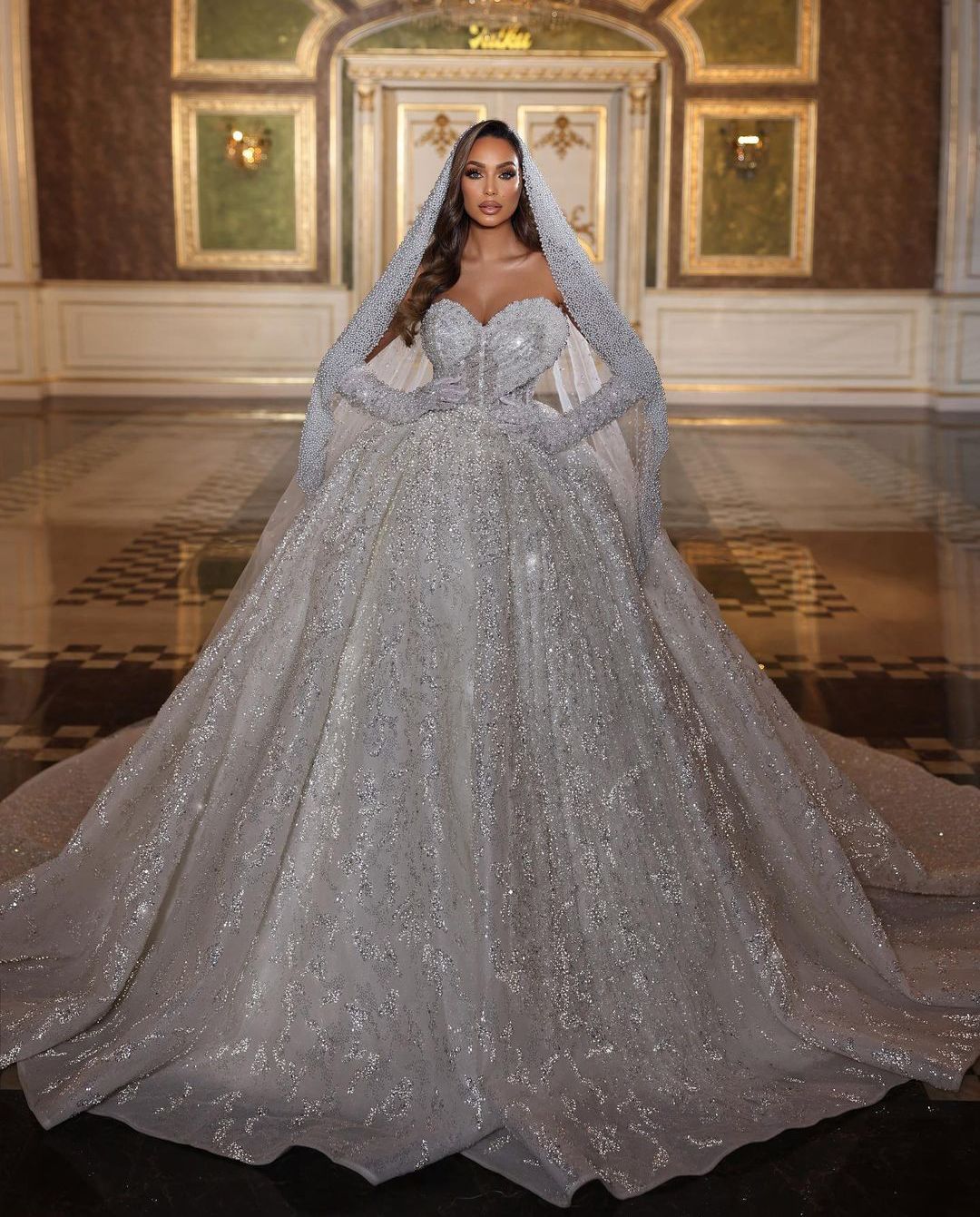 Luxury Ball Gown Wedding Dresses Sleeveless V Neck Sequins Appliques Ruffles Bridal Gowns 3D Lace Pearls Beaded Formal Dress Plus Size Custom Made Ves