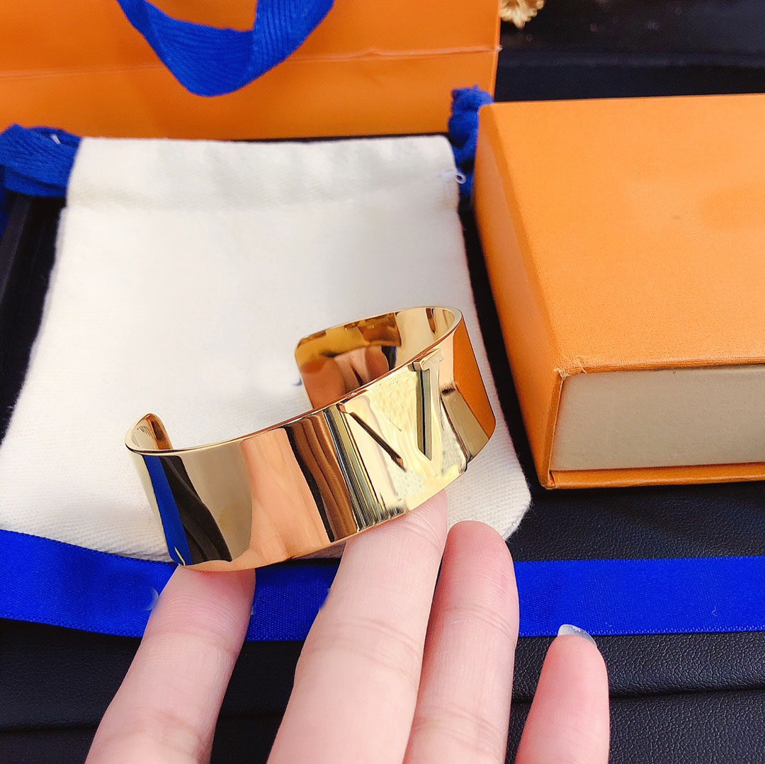 Luxury Bangles Bracelets Designer for Women Letter Jewelry V Letter 18K Gold Plated Stainless Steel Wristband Cuff Fashion Jewelry Accessories S120
Luxury Bangles Bracelets Designer for Women Letter Jewelry V Letter 18K Gold Plated Stainless Steel Wristband Cuff Fashion Jewelry Accessories S120
