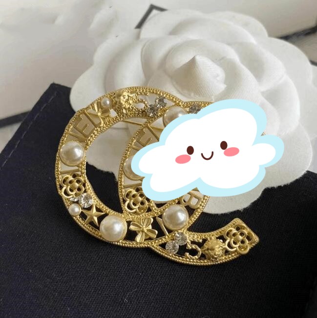 Luxury designer 18K gold-plated pearl brooch Fashion men's and women's brand alphabet brooch Tassel pearl pin Wedding Christmas party jewelry accessories
Luxury designer 18K gold-plated pearl brooch Fashion men's and women's brand alphabet brooch Tassel pearl pin Wedding Christmas party jewelry accessories