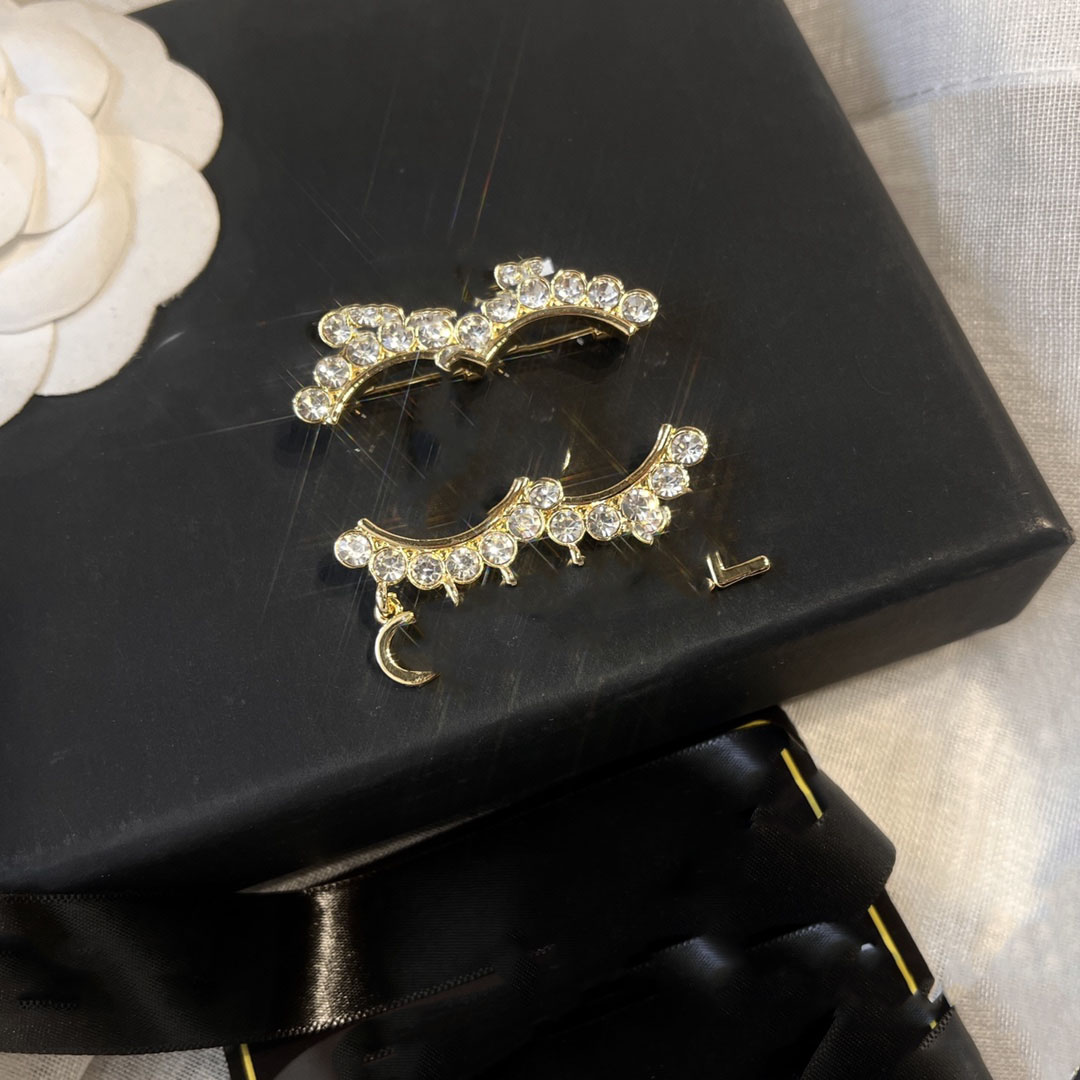 Brand Designer Stainless Steel Letter Brooches Tassel Luxury Women 18K Gold Plated Suit Crystal Rhinestone Laple Pin Metal Fashion Jewelry D094
Brand Designer Stainless Steel Letter Brooches Tassel Luxury Women 18K Gold Plated Suit Crystal Rhinestone Laple Pin Metal Fashion Jewelry D094