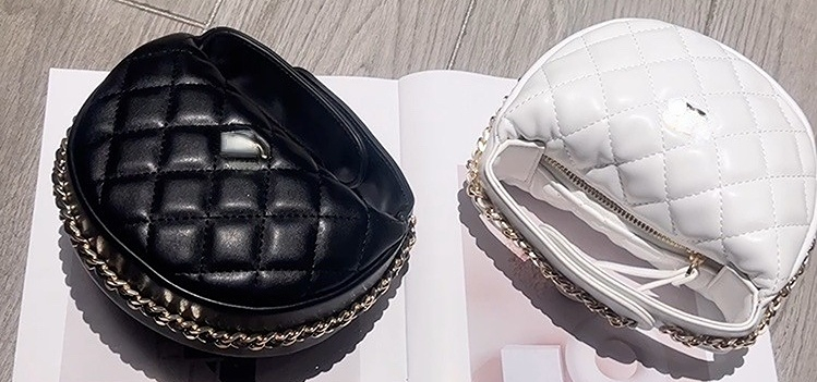Evening Bags Women's 2023 New Handbag Pack Crescent Bag Fashion Trends Go with Everything, White silver buckle
Evening Bags Women's 2023 New Handbag Pack Crescent Bag Fashion Trends Go with Everything, White silver buckle