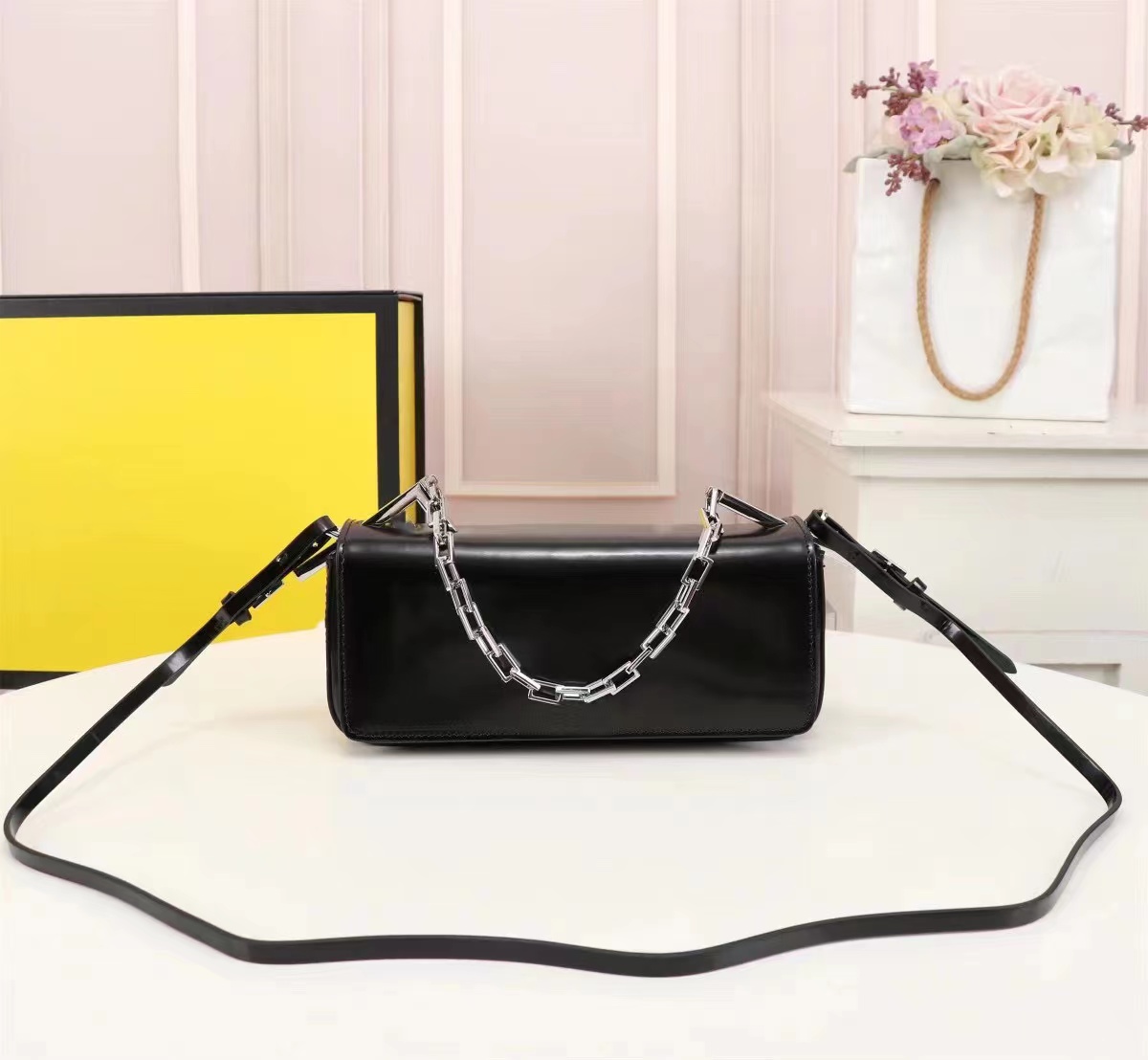 Luxurys Designers Clutch large Shopping Bags Handheld bag accessories and chains are equipped with handbags, mirrors, short chain handles, and can be held by hand bags, Pink
Luxurys Designers Clutch large Shopping Bags Handheld bag accessories and chains are equipped with handbags, mirrors, short chain handles, and can be held by hand bags, Pink