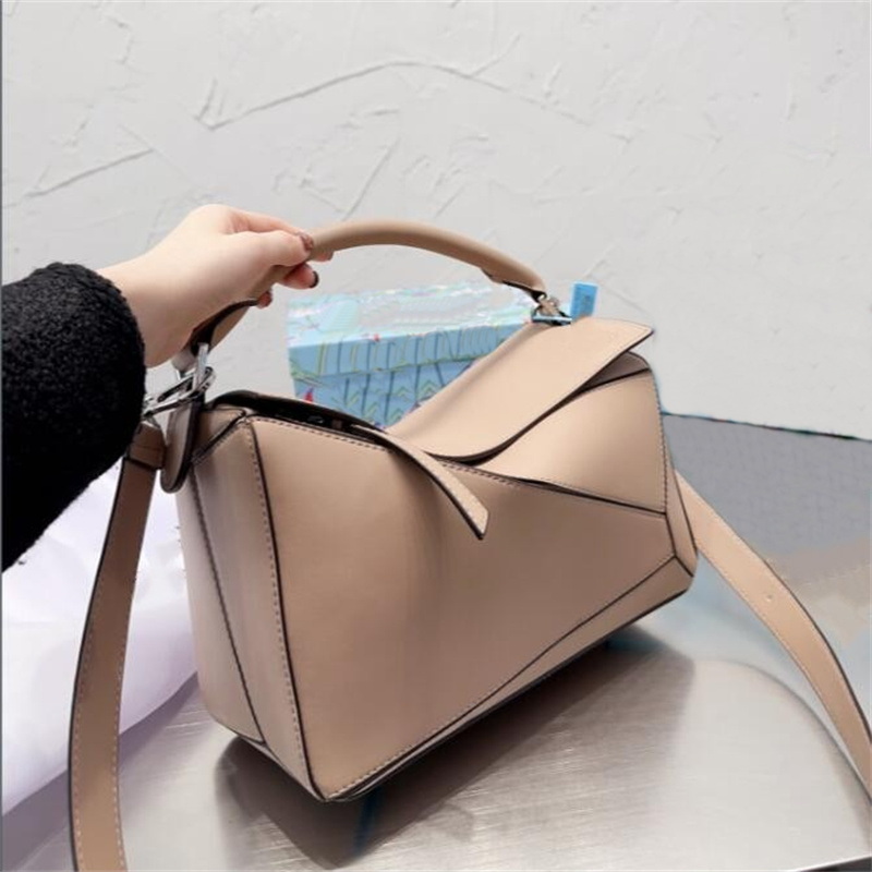 Loewss puzzle handbag Designer Bag Women Large capacity shoulder bag Luxurys Fashion bags Leather Portable Diagonal Cross Bags Woman tote handbags size 30cm, 28 20cm
Loewss puzzle handbag Designer Bag Women Large capacity shoulder bag Luxurys Fashion bags Leather Portable Diagonal Cross Bags Woman tote handbags size 30cm, 28 20cm