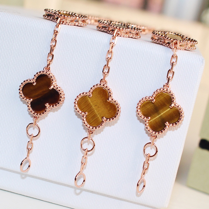 four leaf clover Bracelet Natural Shell Gemstone Gold Plated 18K designer for woman T0P quality official reproductions fashion jewelry premium gifts 013
four leaf clover Bracelet Natural Shell Gemstone Gold Plated 18K designer for woman T0P quality official reproductions fashion jewelry premium gifts 013