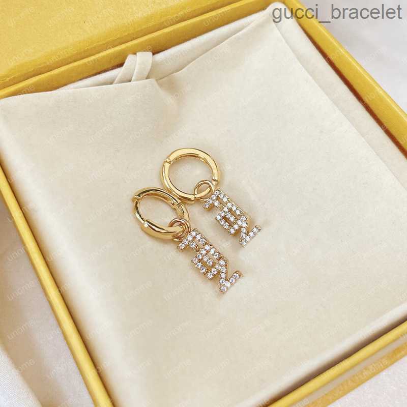 Classic Designer Stud Earrings Pearl F For Women Men Earring Luxurys Designers Heart Gold Hoop Letter Stud Earrings Jewelry D2112153Z
Classic Designer Stud Earrings Pearl F For Women Men Earring Luxurys Designers Heart Gold Hoop Letter Stud Earrings Jewelry D2112153Z