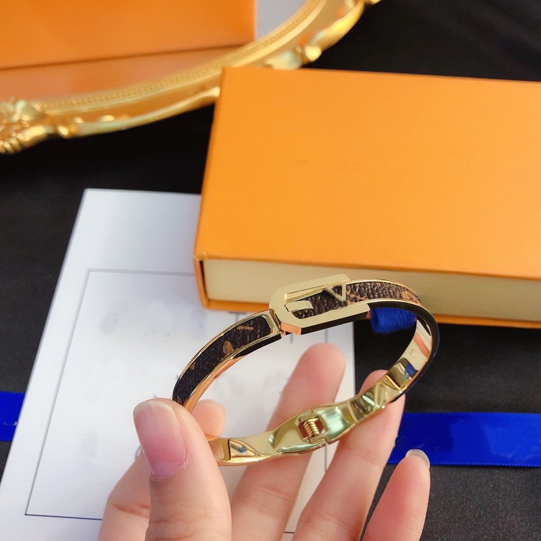 Trendy Designer Bangle Bracelet for Women Letter Belt Presbyopia Leather Buckle 18K Gold Plated Wristband Cuff Fashion Brand Accessory S110
Trendy Designer Bangle Bracelet for Women Letter Belt Presbyopia Leather Buckle 18K Gold Plated Wristband Cuff Fashion Brand Accessory S110