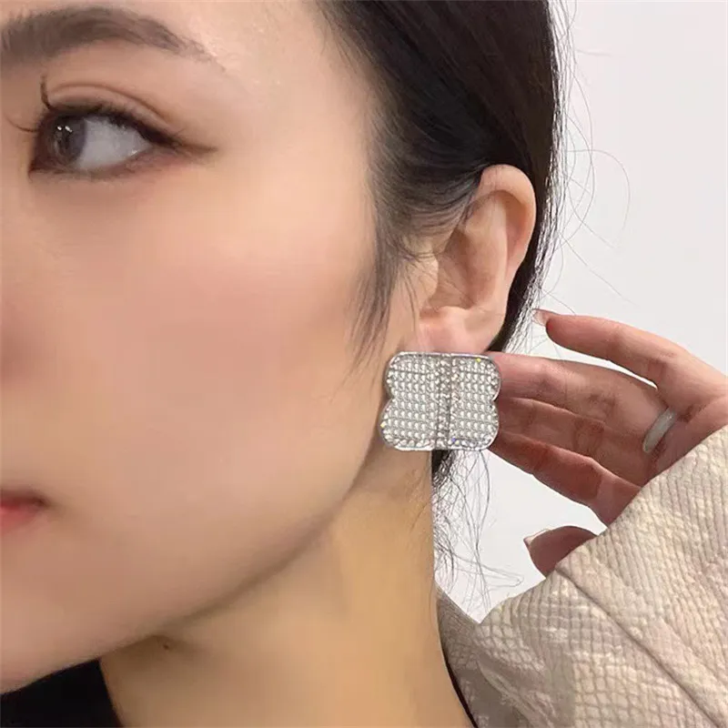 Luxury Charm Jewelry Women Designer Earring Full Diamond Ear Studs Fashion BB Pendant Earrings Lady Party Hoops Earing Mens Wedding Ear Rings
Luxury Charm Jewelry Women Designer Earring Full Diamond Ear Studs Fashion BB Pendant Earrings Lady Party Hoops Earing Mens Wedding Ear Rings