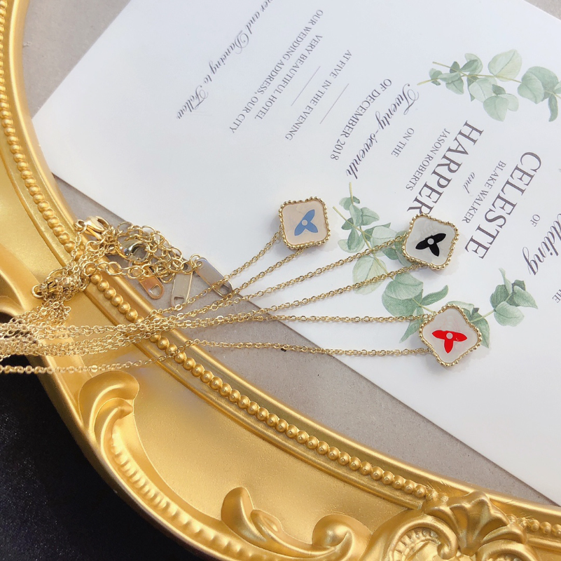 Luxury Designer Necklace Clover Pendant Chain Double-faced Crystal 18K Gold Plated Stainless Steel Letter Necklaces Fashion Women Statement Jewelry
Luxury Designer Necklace Clover Pendant Chain Double-faced Crystal 18K Gold Plated Stainless Steel Letter Necklaces Fashion Women Statement Jewelry