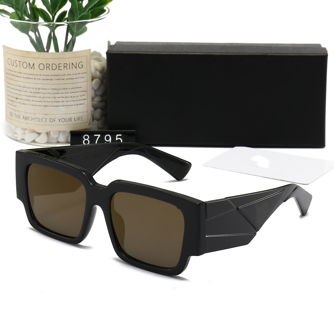 Fashion designer sunglasses Men classic attitude 8795 Metal square frame Popular retro avant-garde outdoor uv 400 protection sunglasses
Fashion designer sunglasses Men classic attitude 8795 Metal square frame Popular retro avant-garde outdoor uv 400 protection sunglasses