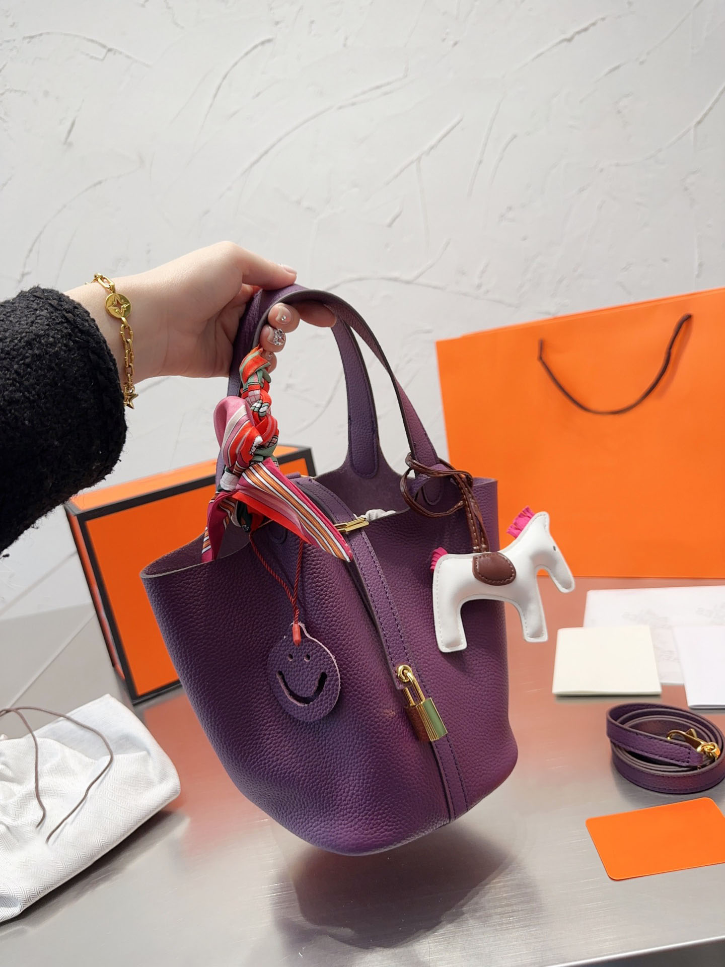 Top designer's new lady shopping bag handbag vegetable bag with silk scarf pony silver-white color lock, Red
Top designer's new lady shopping bag handbag vegetable bag with silk scarf pony silver-white color lock, Red