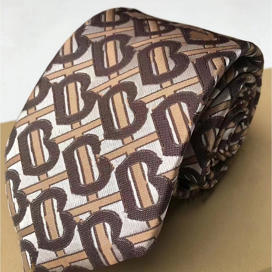 Men's Letter Silk Tie Fashion Brand Design Jacquard Classic printing Yarn-Dyed Handmade Woven Wedding party Business Casual Suit Neck Ties with Box
Men's Letter Silk Tie Fashion Brand Design Jacquard Classic printing Yarn-Dyed Handmade Woven Wedding party Business Casual Suit Neck Ties with Box