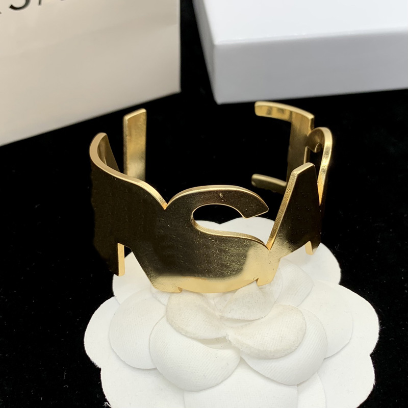 Women Designer Gold Bangle Designer Bracelet Letters Luxurys Jewelry Womens Casual Bracelets Ladies Accessories Street Fashion D2304134F
Women Designer Gold Bangle Designer Bracelet Letters Luxurys Jewelry Womens Casual Bracelets Ladies Accessories Street Fashion D2304134F