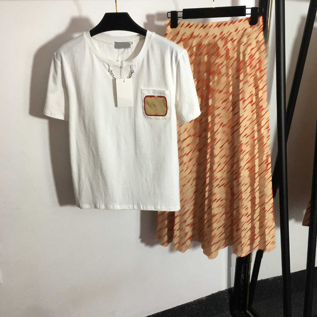 23ss skirt suit womens designer clothing t-shirt skirts set Chest Pocket Short Sleeve T-shirt Letter Print High waist Pleated half skirt suit womens clothing
23ss skirt suit womens designer clothing t-shirt skirts set Chest Pocket Short Sleeve T-shirt Letter Print High waist Pleated half skirt suit womens clothing