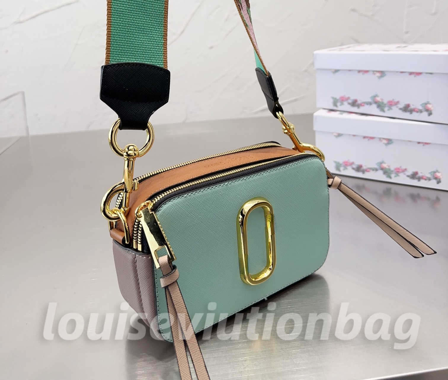 Camera The Snapshot Style Small Bag Leather Designer Bags Dual Top Zip Closure Crossbody Women Removable and Adjustable Webbing Strap Shoulder Bag Purses 103876
Camera The Snapshot Style Small Bag Leather Designer Bags Dual Top Zip Closure Crossbody Women Removable and Adjustable Webbing Strap Shoulder Bag Purses 103876