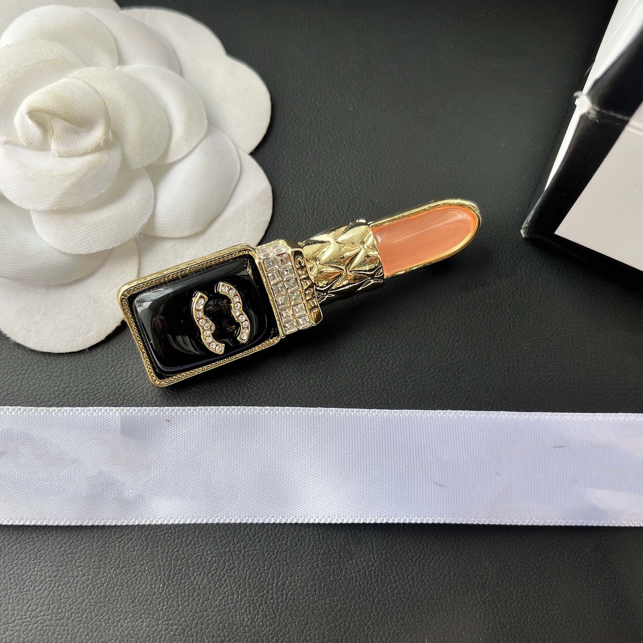Brand Designer Stainless Steel Letter Brooches 18K Gold Plated Suit Laple Pin Lipstick Design Luxury Women Metal Fashion Jewelry D098
Brand Designer Stainless Steel Letter Brooches 18K Gold Plated Suit Laple Pin Lipstick Design Luxury Women Metal Fashion Jewelry D098