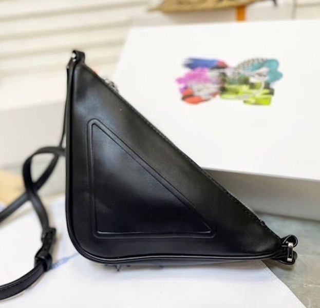 Designer crossbody Totes the bag triangle bag leather handbag high quality man womens bags Luxury handbags purses lady handbag shoulder fashion Wallet bag 28CM, Black
Designer crossbody Totes the bag triangle bag leather handbag high quality man womens bags Luxury handbags purses lady handbag shoulder fashion Wallet bag 28CM, Black
