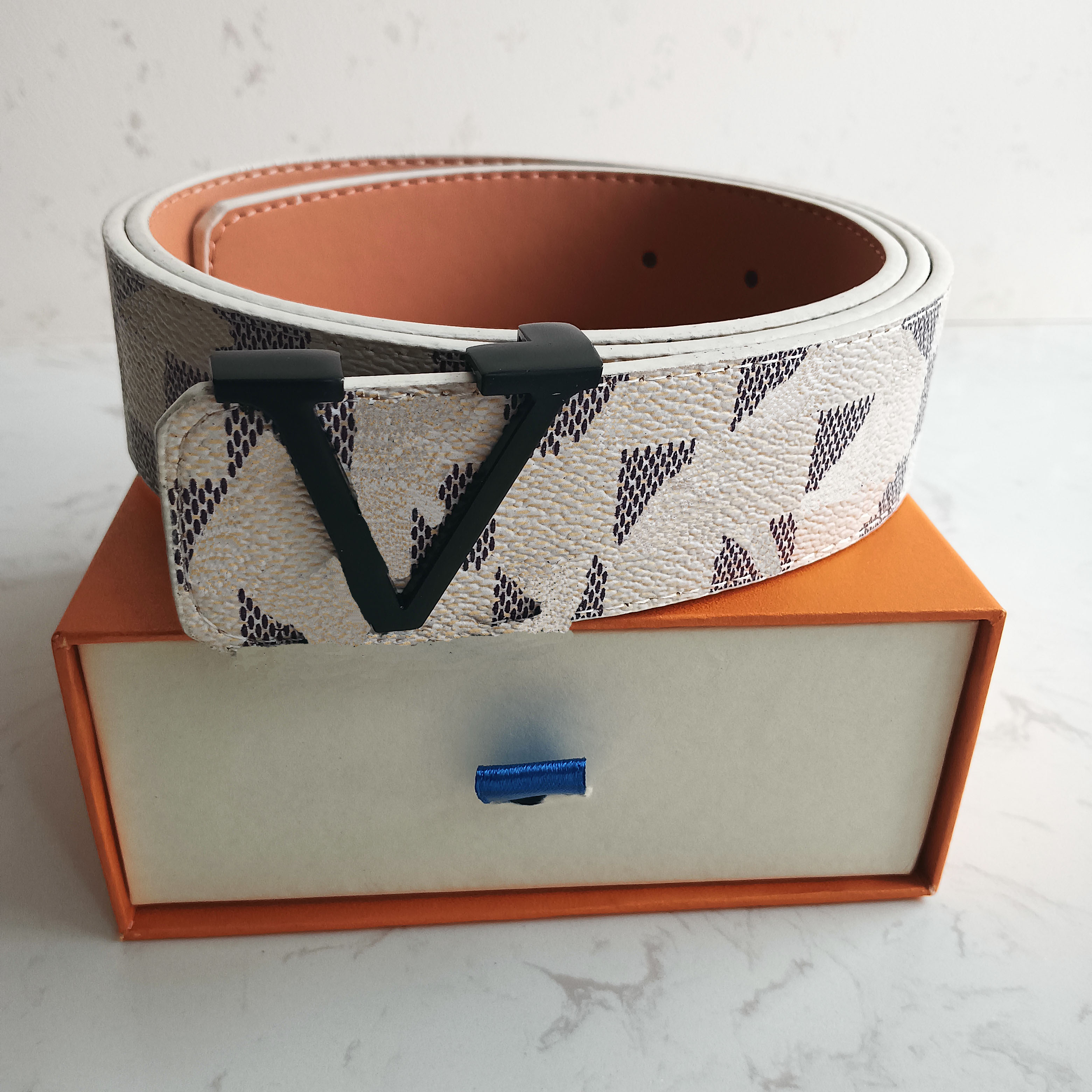 2021 Mens Designer Belts for men women Genuine Leather ladies jeans belt pin buckle casual strap wholesale cinturones AAA668, 01
2021 Mens Designer Belts for men women Genuine Leather ladies jeans belt pin buckle casual strap wholesale cinturones AAA668, 01