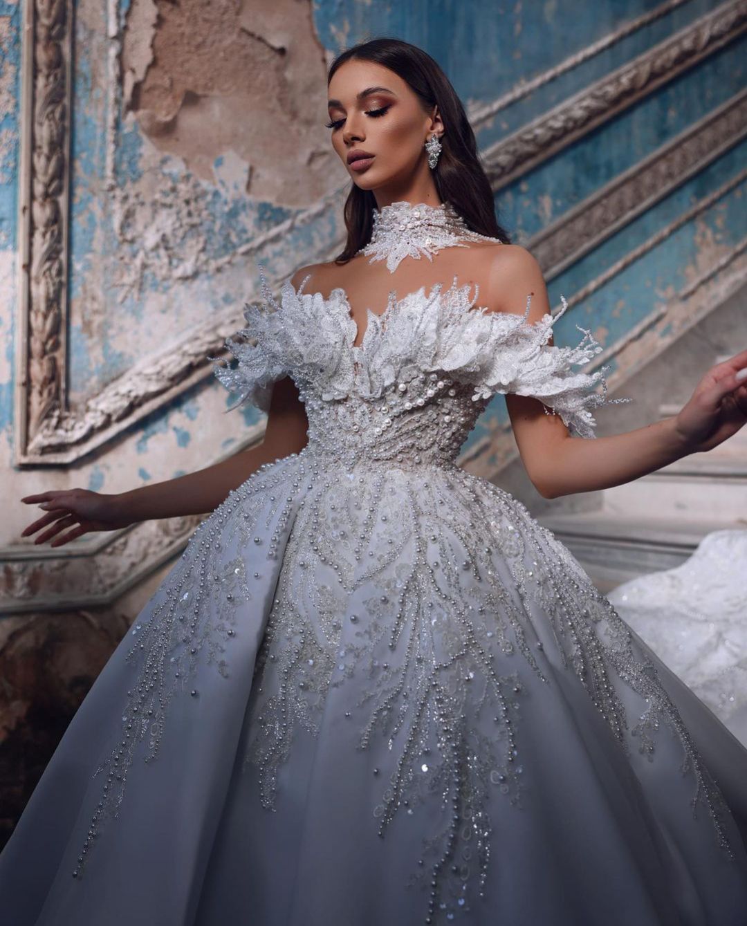 Elegant Ball Gown Wedding Dresses Sleeveless V Neck Halter Sequins Appliques Ruffles Bridal Gowns 3D Lace Beaded Formal Dress Plus Size Custom Made Ve