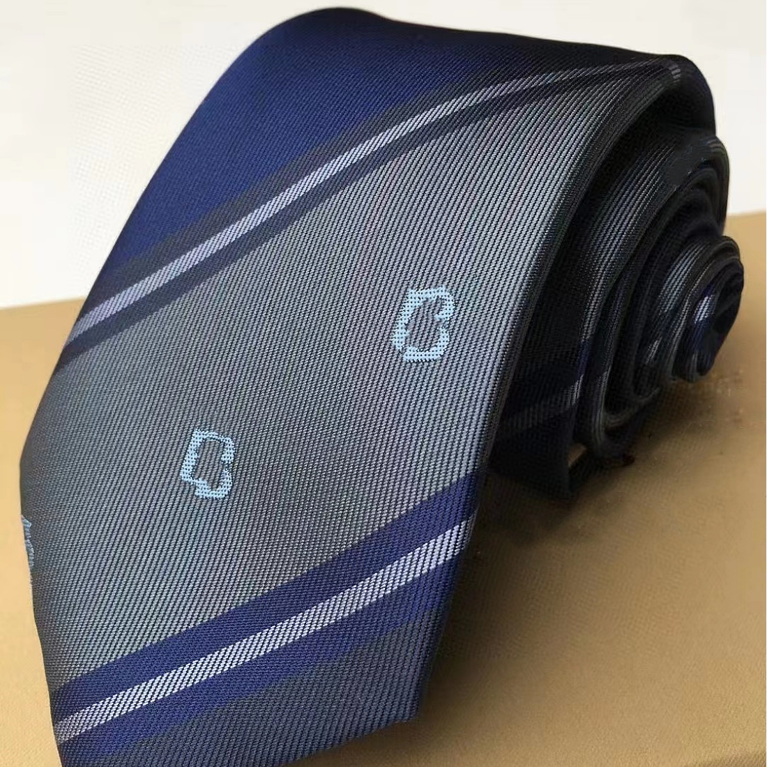 2023 Men's Letter Silk Tie Fashion Brand Design lattice Jacquard Classic printing Yarn-Dyed Handmade Woven Wedding party Business Casual Suit Neck Ties with Box
2023 Men's Letter Silk Tie Fashion Brand Design lattice Jacquard Classic printing Yarn-Dyed Handmade Woven Wedding party Business Casual Suit Neck Ties with Box