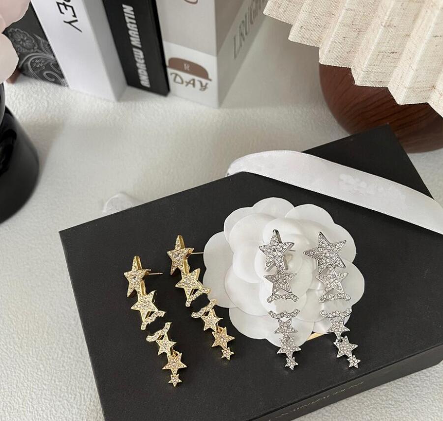 Fashion Women Brand Designer Letter Dangle Earring Top Quality 18K Gold Plating Geometry Star Pendant Earrings Womens Girl Wedding Jewelry Accessory
Fashion Women Brand Designer Letter Dangle Earring Top Quality 18K Gold Plating Geometry Star Pendant Earrings Womens Girl Wedding Jewelry Accessory