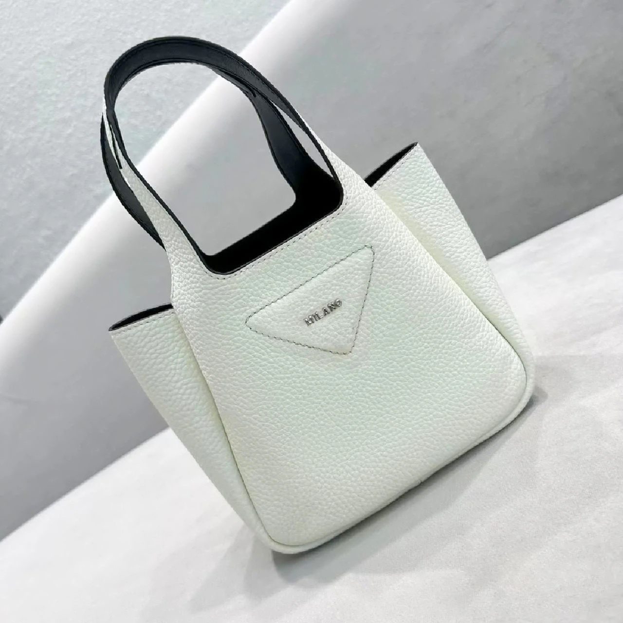 Womens Luxury Cowhide clutch bags Triangle prad mens Luxury Designer Shoulder handbag crossbody tote bag fashion Genuine leather shopping Bags top handle pochette, Black
Womens Luxury Cowhide clutch bags Triangle prad mens Luxury Designer Shoulder handbag crossbody tote bag fashion Genuine leather shopping Bags top handle pochette, Black