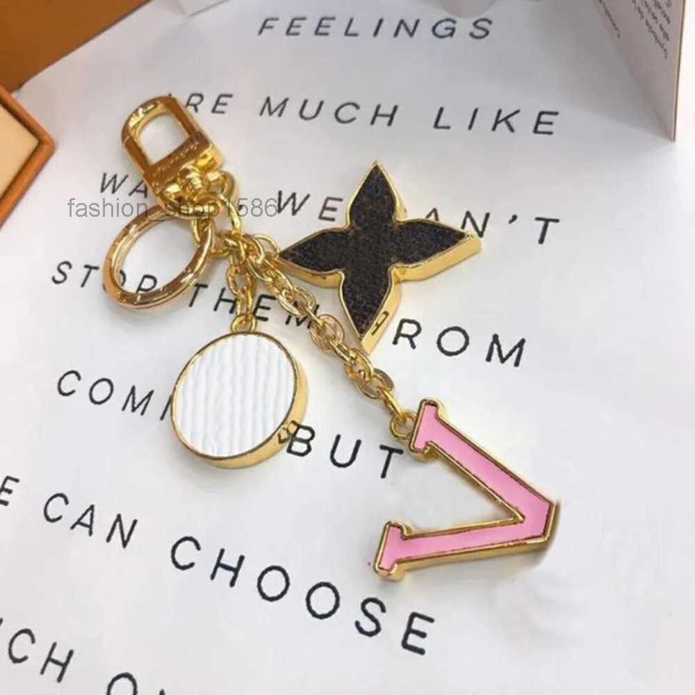 Luxury Designer Keychain Fashion Classic Brand Key Buckle Letter Design Handmade Gold Keychains Mens Womens Bag Pendant High Quality
Luxury Designer Keychain Fashion Classic Brand Key Buckle Letter Design Handmade Gold Keychains Mens Womens Bag Pendant High Quality