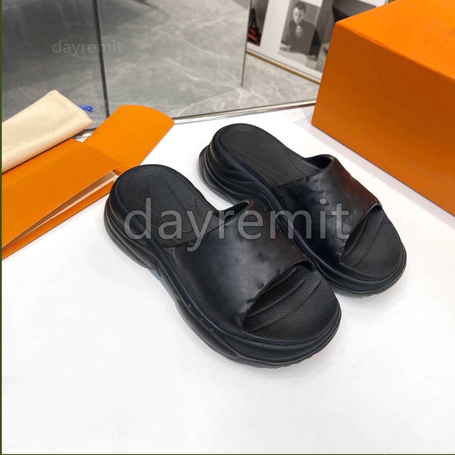 Designer Sandals Pool 55 Flat Comfort Mule Slipper Men Women Sandals Embossed Mules Summer Cool Fashion Luxury Sandal White Black Pink Printed Slide With Box
Designer Sandals Pool 55 Flat Comfort Mule Slipper Men Women Sandals Embossed Mules Summer Cool Fashion Luxury Sandal White Black Pink Printed Slide With Box