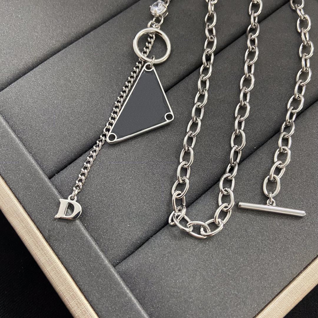 Silver Necklace Luxury Designer Jewelry Classics Letter 2 Colors Pendants Neckwear Mens Womens Geometry Necklaces Wedding Clothes Ornaments
Silver Necklace Luxury Designer Jewelry Classics Letter 2 Colors Pendants Neckwear Mens Womens Geometry Necklaces Wedding Clothes Ornaments