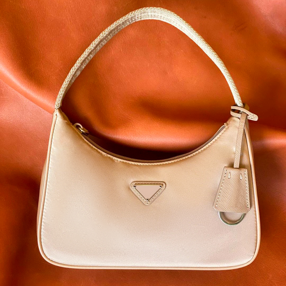 Re-edition 2000 2005 Triangle prad Safino bag 7A quality womens Leather Cross Body Nylon handbags Clutch bags Luxury mens black Designer girl Hobo Totes Shoulder bags, 1-sky blue
Re-edition 2000 2005 Triangle prad Safino bag 7A quality womens Leather Cross Body Nylon handbags Clutch bags Luxury mens black Designer girl Hobo Totes Shoulder bags, 1-sky blue