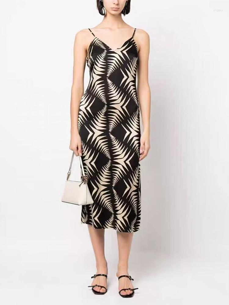 Casual Dresses 2023 Summer Women' Geometric Print Sling Robe Backless Spaghetti Strap Holiday Style Female Sleeveless Midi Dress
Casual Dresses 2023 Summer Women' Geometric Print Sling Robe Backless Spaghetti Strap Holiday Style Female Sleeveless Midi Dress