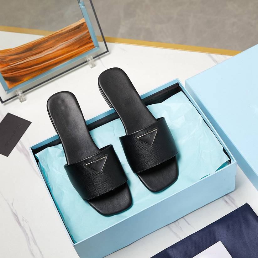 Designer Slipper Embroidered Knit Slides Soft Leather Slippers Metal Embellished Women Triangle Flats Heel Sandal With Box
Designer Slipper Embroidered Knit Slides Soft Leather Slippers Metal Embellished Women Triangle Flats Heel Sandal With Box