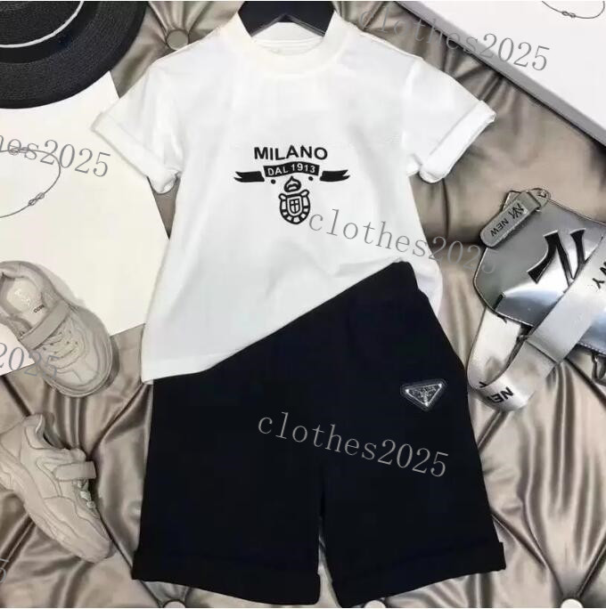 2022SS child designer clothe sets childrens kids short sleeve T-shirt + print shorts set suit brand boys clothing cotton tees size black white
2022SS child designer clothe sets childrens kids short sleeve T-shirt + print shorts set suit brand boys clothing cotton tees size black white