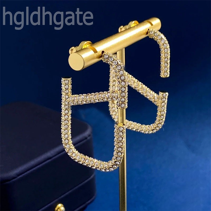Large stud v letter Earrings Designer for Women plated gold earrings orecchini iced out with ear holes modern crystal designer earrings street ZB031 F23
Large stud v letter Earrings Designer for Women plated gold earrings orecchini iced out with ear holes modern crystal designer earrings street ZB031 F23