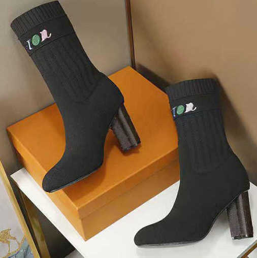 Womens Silhouette Ankle Boot Designers Shoes Black Stretch Textile Martin Boots High Heel Sock Boots Embroidered Lady Platform Dress Shoes With Box NO50
Womens Silhouette Ankle Boot Designers Shoes Black Stretch Textile Martin Boots High Heel Sock Boots Embroidered Lady Platform Dress Shoes With Box NO50