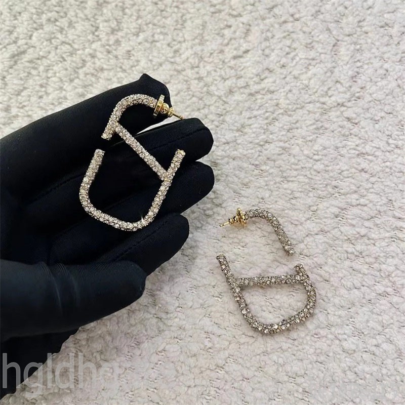 Crystal large stud earring alloys luxury earrings for women golden color orecchini letters v fashion charming designer earrings fashionable punk special ZB031 F23
Crystal large stud earring alloys luxury earrings for women golden color orecchini letters v fashion charming designer earrings fashionable punk special ZB031 F23