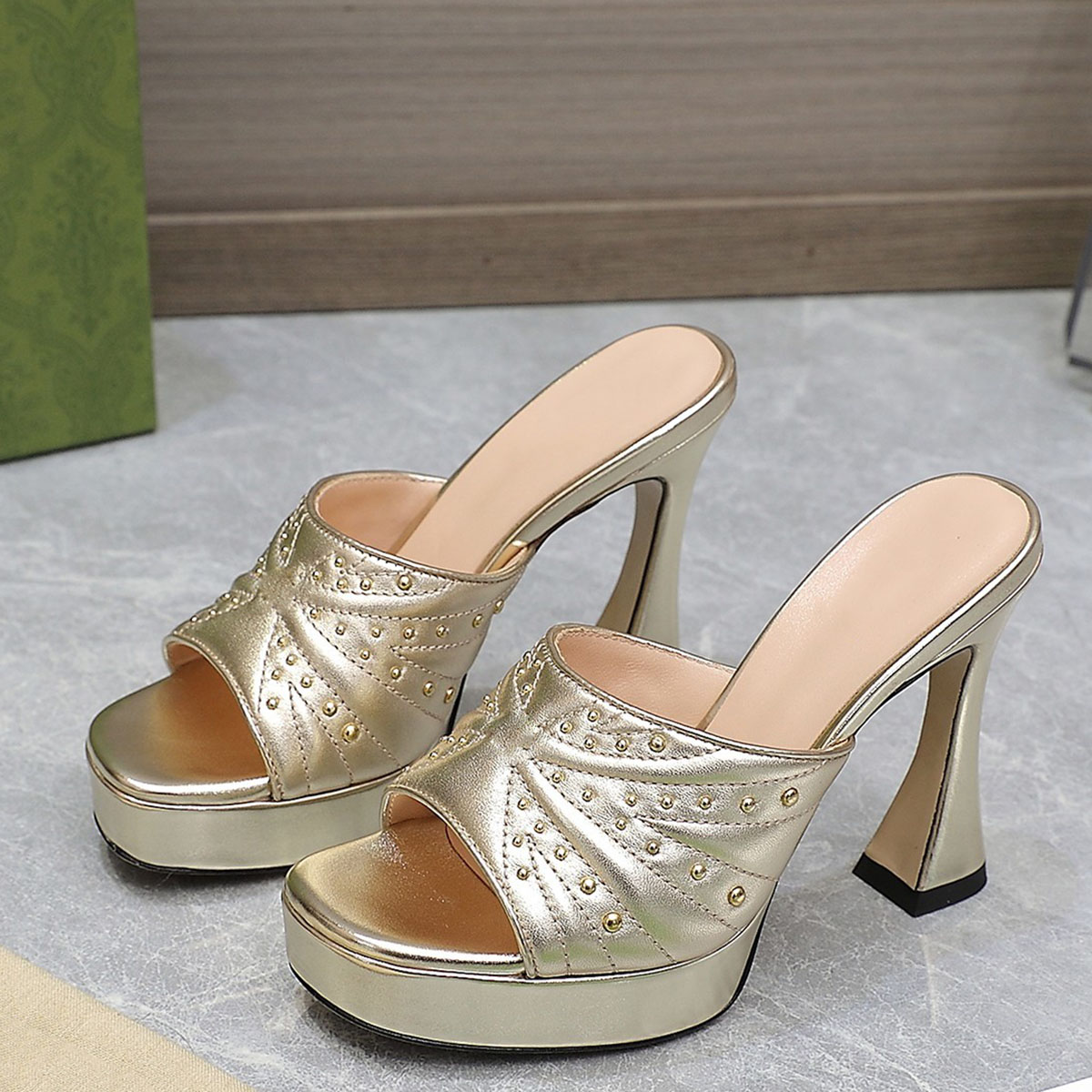 Crystal Mules Slippers Slides Sandals platform pumps chunky block heels open toe women's luxury designers leather outsole Evening Party shoes factory footwear, Green
Crystal Mules Slippers Slides Sandals platform pumps chunky block heels open toe women's luxury designers leather outsole Evening Party shoes factory footwear, Green