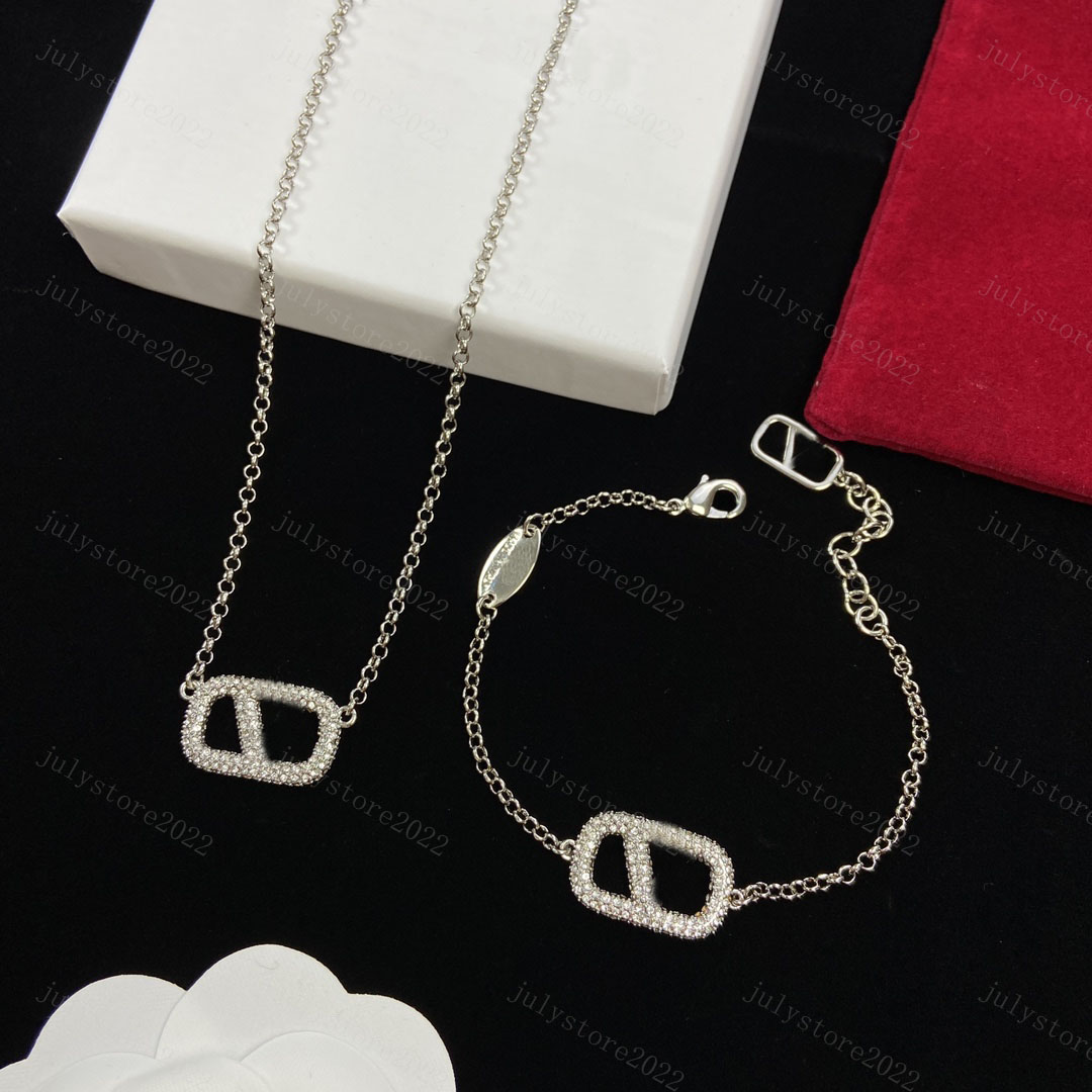 Women Designers Bracelet Silver Diamonds Necklace for Mens Luxury Jewelry Letters Pendant Fashion Love Bracelets G Brand Chain Link Box, White
Women Designers Bracelet Silver Diamonds Necklace for Mens Luxury Jewelry Letters Pendant Fashion Love Bracelets G Brand Chain Link Box, White