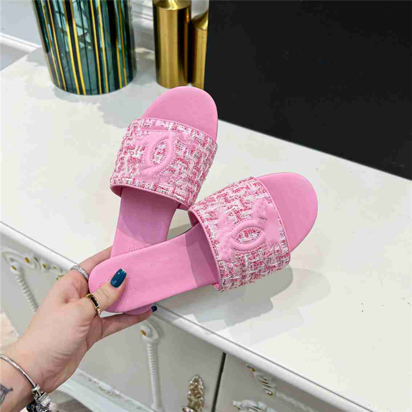 Fashion Slippers 2023 Channel Design Summer Men and Women Flat Shoes Thick Sole Leather Rubber Letter Logo Casual Cartoon Slippers 07-01
Fashion Slippers 2023 Channel Design Summer Men and Women Flat Shoes Thick Sole Leather Rubber Letter Logo Casual Cartoon Slippers 07-01