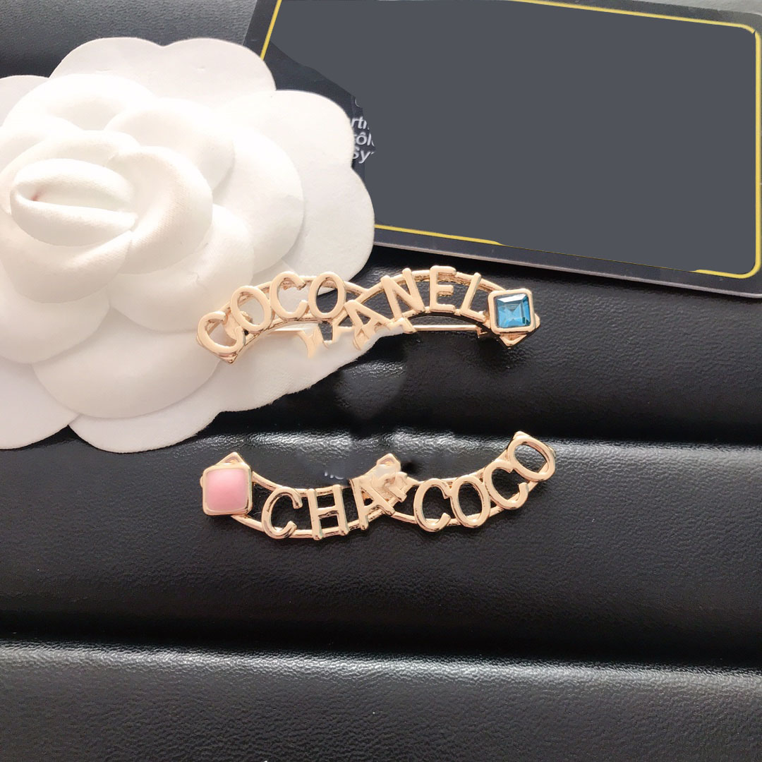 Luxury Designer Brand Letter Brooches 18K Gold Plated Pins Stainless Steel Women Imitation Pearl Brooch Charm Suit Pin Marry Wedding Party Gift Jewelry Accessorie
Luxury Designer Brand Letter Brooches 18K Gold Plated Pins Stainless Steel Women Imitation Pearl Brooch Charm Suit Pin Marry Wedding Party Gift Jewelry Accessorie