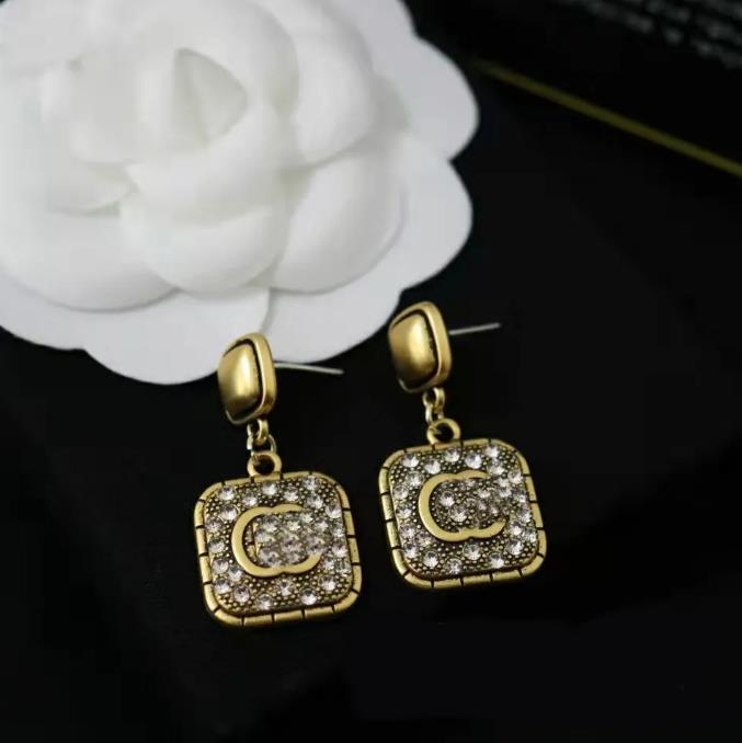 Brand 18K Gold Plated 925 Silver Luxury Designer Letter Ear studs Geometric Famous Women Round Crystal Rhinestone Pearl Earrings Wedding party jewelry
Brand 18K Gold Plated 925 Silver Luxury Designer Letter Ear studs Geometric Famous Women Round Crystal Rhinestone Pearl Earrings Wedding party jewelry