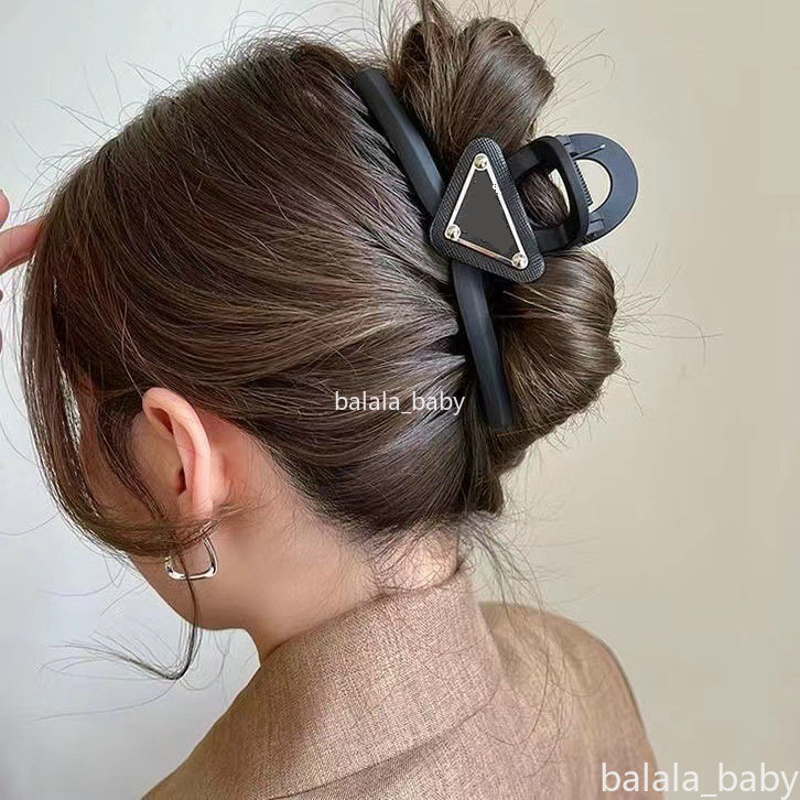 Luxury Womens Barrettes Triangle Hair Clip For Women Girls Brand P Letter Designer Hair Claw Fashion Hairpin Hairclip Hair Jewelry
Luxury Womens Barrettes Triangle Hair Clip For Women Girls Brand P Letter Designer Hair Claw Fashion Hairpin Hairclip Hair Jewelry