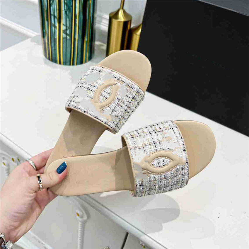 Fashion Slippers 2023 Channel Design Summer Men and Women Flat Shoes Thick Sole Leather Rubber Letter Logo Casual Cartoon Slippers 07-03
Fashion Slippers 2023 Channel Design Summer Men and Women Flat Shoes Thick Sole Leather Rubber Letter Logo Casual Cartoon Slippers 07-03
