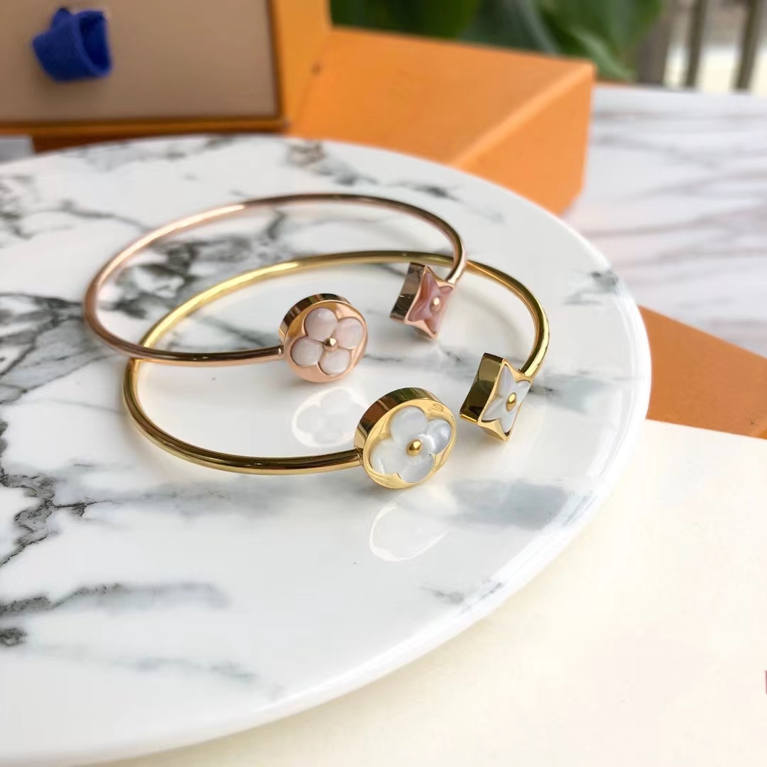 Luxury Designer like V Elegant Ladies bracelet Gold Silver Fashion Letter Pendant Clover bracelet Wedding high-quality fine jewelry original box
Luxury Designer like V Elegant Ladies bracelet Gold Silver Fashion Letter Pendant Clover bracelet Wedding high-quality fine jewelry original box